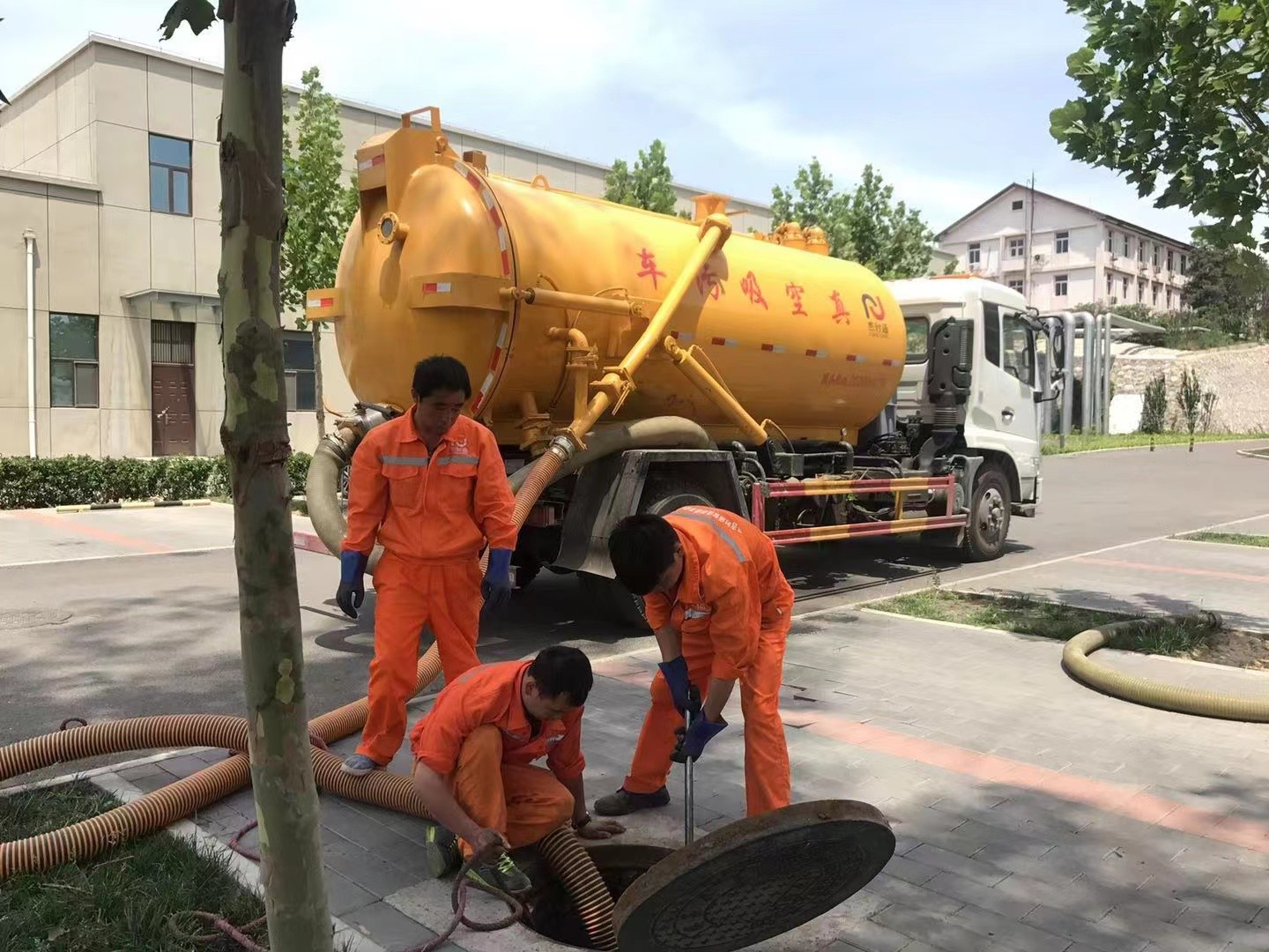 闽清管道疏通车停在窨井附近