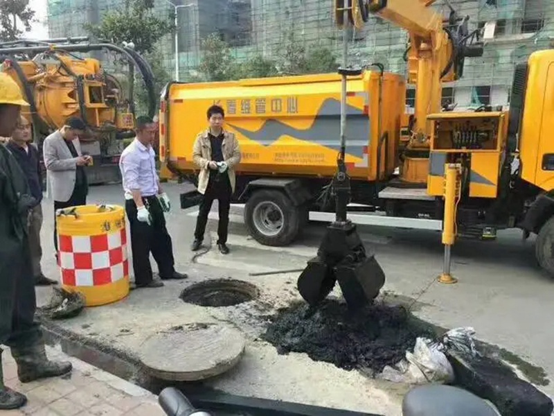 闽清街道：网格员化身“清道夫”，为民解忧疏通“堵心”化粪池